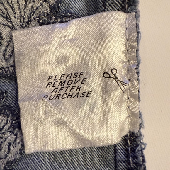 Simply Vera Wang Denim Blue Jean Mid-Rise Shorts Stretch Embroidered Floral Sz 6 - Picture 9 of 9